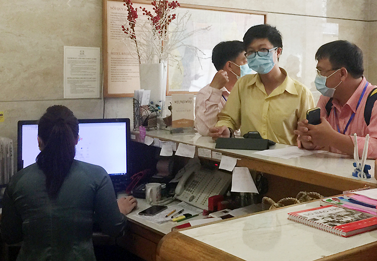 Cơ quan chức năng làm việc với khách sạn có 3 du khách lưu trú. Ảnh: Mạnh Tùng.