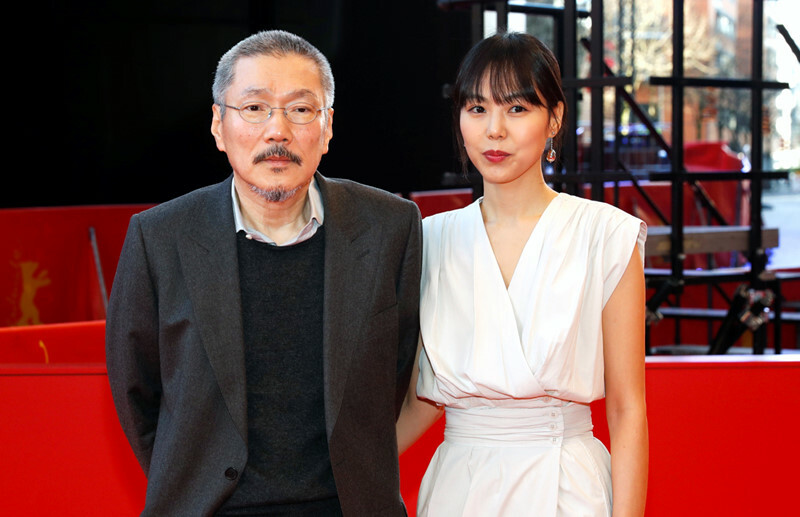 Kim Min Hee và đạo diễn Hong Sang Soo tại LHP Berlin 2020. Ảnh: Reuters.