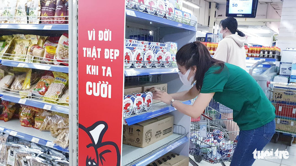 Sau chỉ thị cách ly toàn xã hội, siêu thị ở TP.HCM gạo, thịt... vẫn đầy ắp - Ảnh 7.