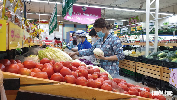 Sau chỉ thị cách ly toàn xã hội, siêu thị ở TP.HCM gạo, thịt... vẫn đầy ắp - Ảnh 3.