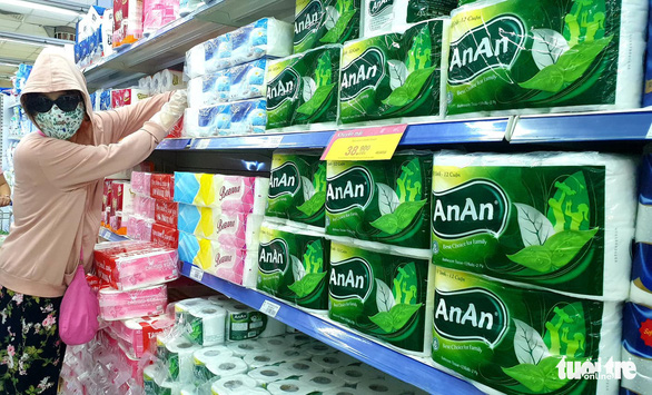Sau chỉ thị cách ly toàn xã hội, siêu thị ở TP.HCM gạo, thịt... vẫn đầy ắp - Ảnh 4.