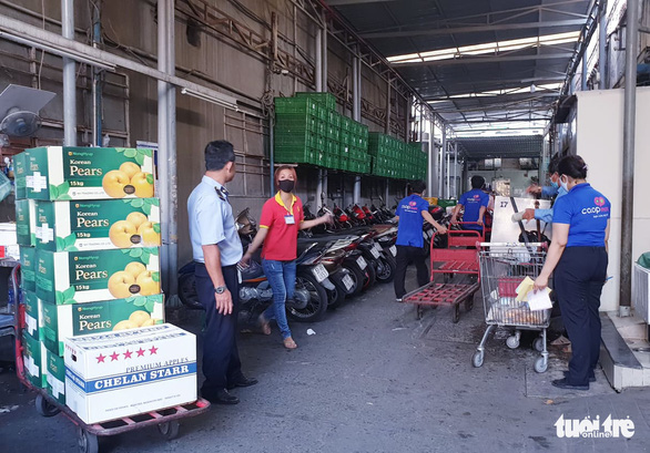 Sau chỉ thị cách ly toàn xã hội, siêu thị ở TP.HCM gạo, thịt... vẫn đầy ắp - Ảnh 8.