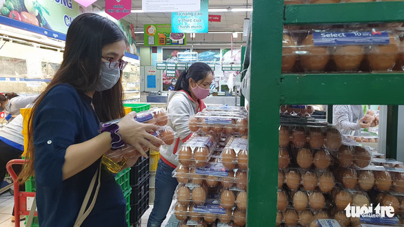 Sau chỉ thị cách ly toàn xã hội, siêu thị ở TP.HCM gạo, thịt... vẫn đầy ắp - Ảnh 6.