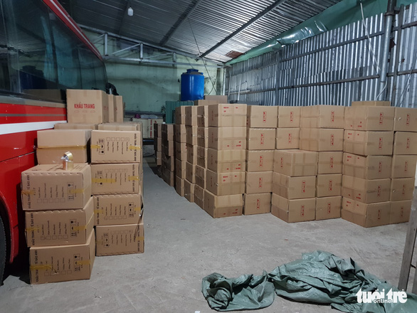 Tạm giữ gần 1 triệu khẩu trang trong kho hàng ở quận Tân Phú - Ảnh 3.