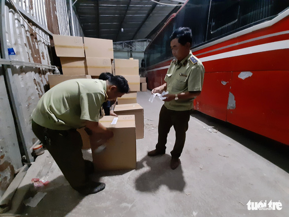 Tạm giữ gần 1 triệu khẩu trang trong kho hàng ở quận Tân Phú - Ảnh 2.