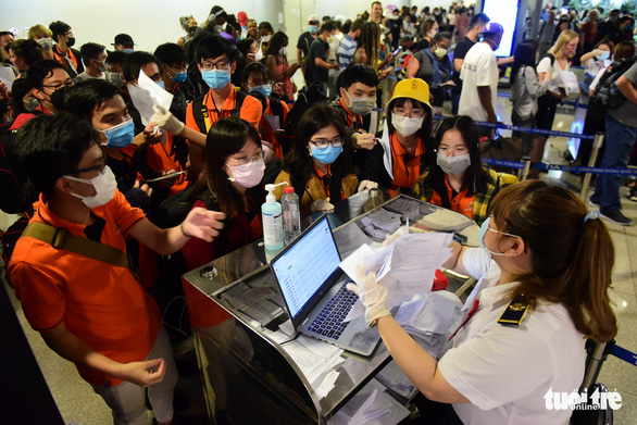 Xếp hàng chờ khai, nộp thông tin khai báo y tế ở sân bay Tân Sơn Nhất - Ảnh 2.