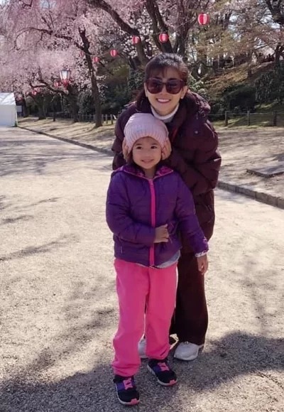Mai Phương đưa con gái đi ngắm hoa anh đào ở Nhật Bản vào đầu tháng 4/2019. 