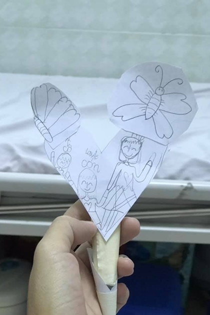 Lần cuối Mai Phương cập nhật hình ảnh mới lên mạng xã hội là vào ngày 24/2. Cô khoe mảnh giấy hình trái tim, vẽ hình hai mẹ con, do bé Lavie gửi tặng. 