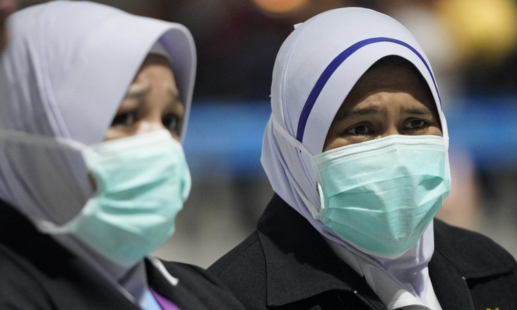 Nhân viên y tế tại chốt kiểm tra sân bay quốc tế Kuala Lumpur hồi cuối tháng 1. Ảnh: AFP.