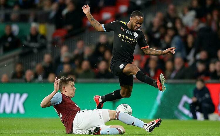 Sterling (áo đen) và đồng đội vẫn được đánh giá cao hơn Aston Villa. Ảnh: Reuters.