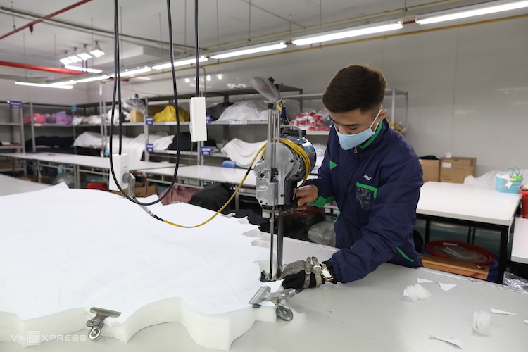 Công nhân một công ty may tại Thái Nguyên đang cắt vải tạo mẫu, ngày 7/2. Ảnh: Ngọc Thành