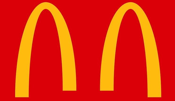 Logo McDnoalds thiết kế theo xu hướng cách biệt xã hội. Ảnh: McDonalds