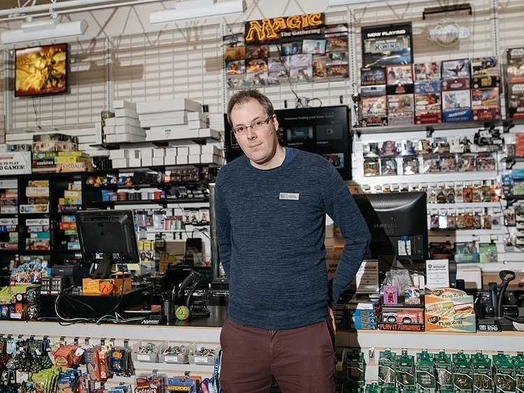 Ông Patrick Day, đồng sở hữu kiêm điều hành 2 cửa hàng Uncle’s Games. Ảnh: NYT