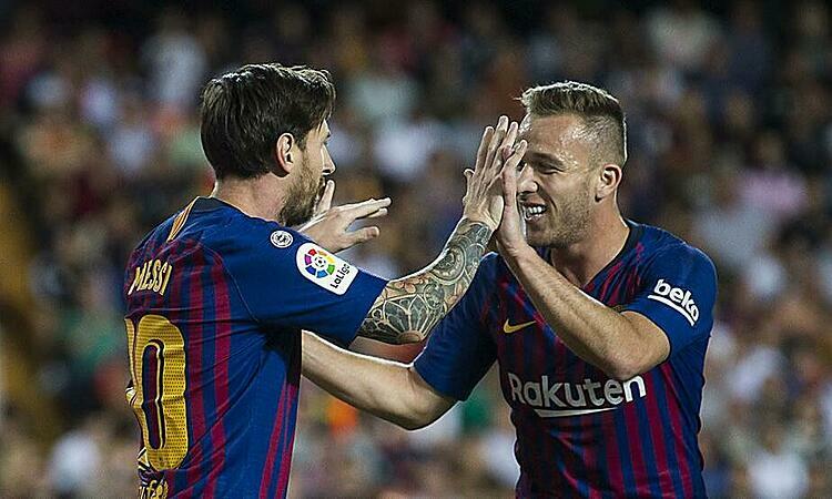 Messi từng ấn tượng với Arthur hồi đầu mùa. Ảnh: Mundo Deportivo.