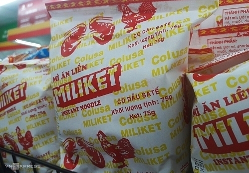 Mì gói hai con tôm trên một kệ hàng tại siêu thị TP HCM. Ảnh: Phương Đông.