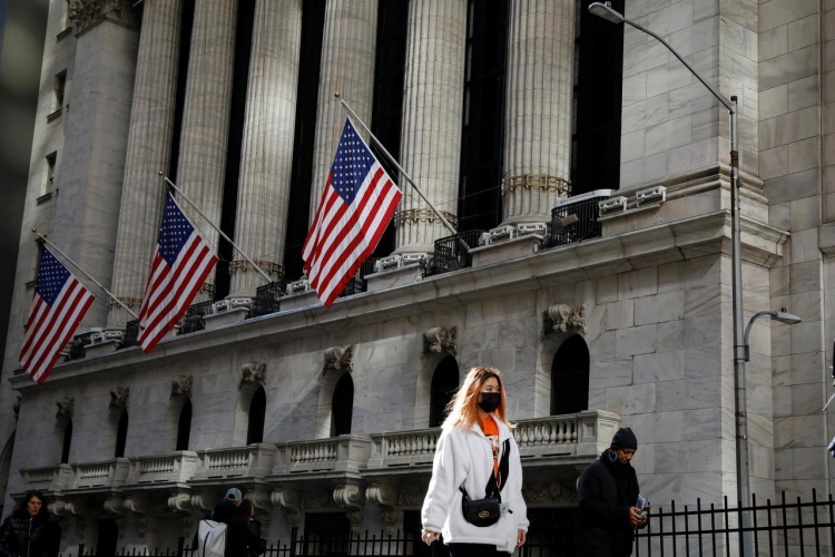 Người dân Mỹ mang khẩu trang trên phố New York, Mỹ, ngày 4/3. Ảnh: Reuters.