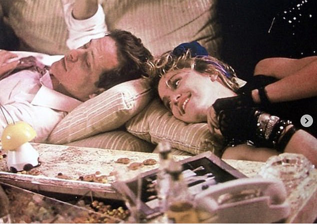 Nữ hoàng nhạc pop Madonna tưởng nhớ Mark Blum với bức ảnh cũ cùng ông trong phim Desperately Seeking Susan.