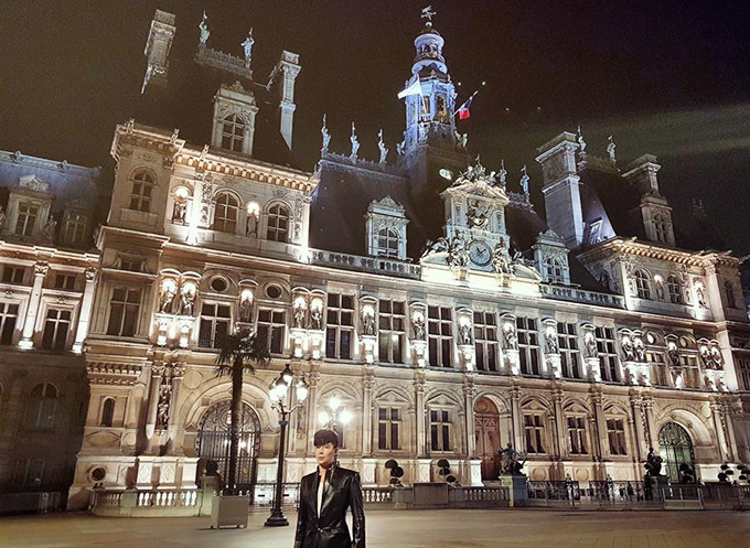 Nathan Lee chụp ảnh trước toà nhà nghìn tỷ của anh ở trung tâm thủ đô Paris, Pháp.