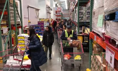 Người Mỹ đổ xô mua đồ tích trữ