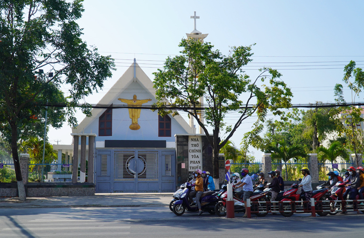 Nhà thờ Chính tòa Phan Thiết đã ngừng cử hành thành lễ từ hôm 13/3. Ảnh: Việt Quốc.