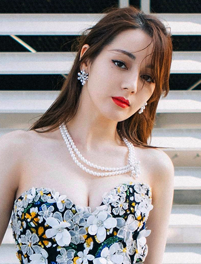 Địch Lệ Nhiệt Ba hiện nổi bật hàng đầu giới sao gốc Hoa, thường xuyên có tên trong các danh sách bình chọn sao nữ đẹp nhất. Diễn viên 28 tuổi quảng cáo cho nhiều thương hiệu mỹ phẩm, quần áo.