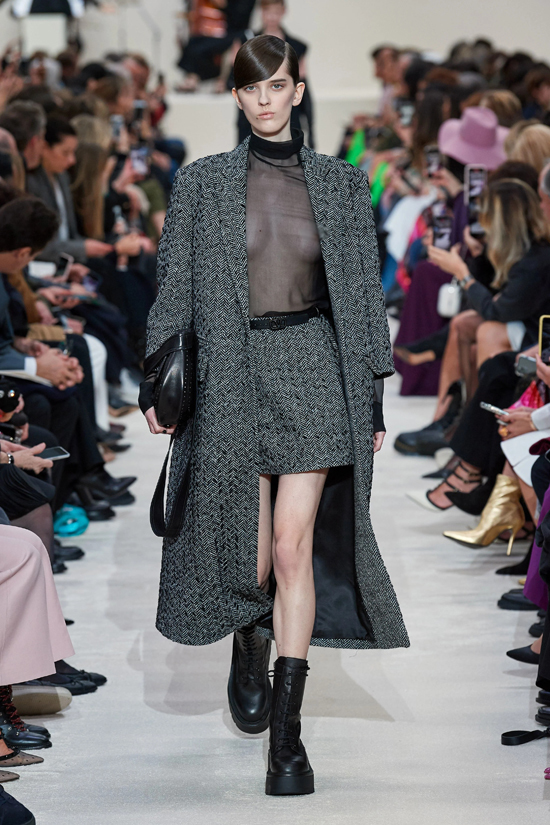 Dàn mẫu ngực trần catwalk show Valentino