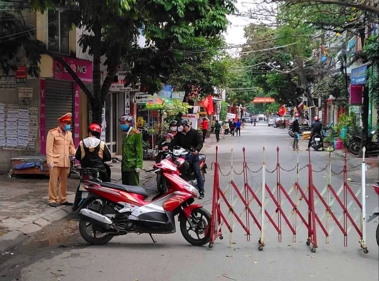 Trong sáng nay (8/3), tổ dân phố Trần Văn Lan, phường Cát Bi (quận Hải An) đã được phong tỏa theo lệnh của thành phố. 