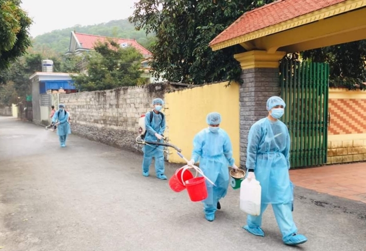 Toàn bộ thôn Phù Lưu, xã Phù Ninh, huyện Thủy Nguyên (Hải Phòng) được phun thuốc khử trùng, phòng dịch Covid-19. 