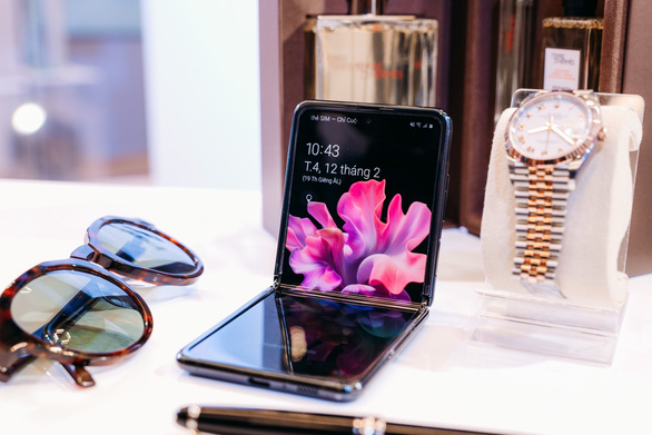 Samsung bẻ cong mọi định luật với Galaxy Z Flip - Ảnh 1.