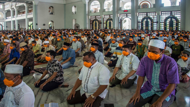 Indonesia kêu gọi ban hành sắc lệnh tôn giáo thay đổi cách thức hành lễ - Ảnh 1.