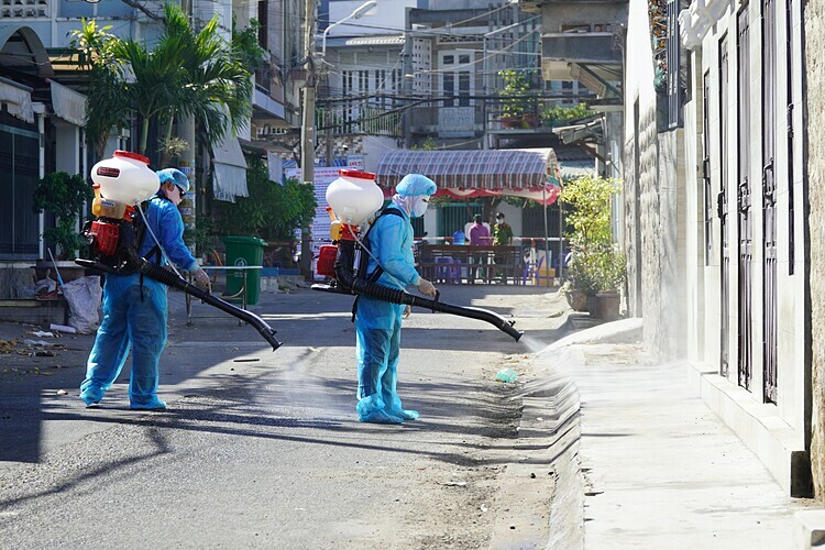 Phun khử trùng ở Bình Thuận. Ảnh: Việt Quốc.