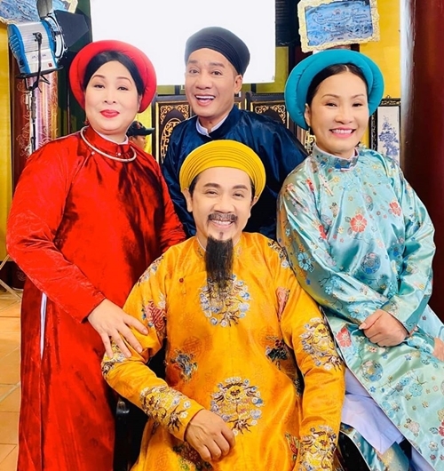 NSƯT Thành Lộc (áo vàng), NSND Hồng Vân (áo đỏ), nghệ sĩ Hồng Đào và nghệ sĩ Minh Nhí - những ngôi sao sân khấu của gần 40 năm trước tái ngộ trong phim Phượng khấu. 