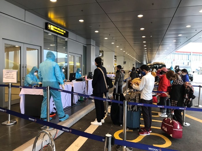Hành khách làm thủ tục tại Sân bay Vân Đồn. Ảnh: Bình Minh