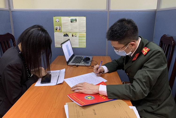 Nhà chức trách làm việc với Quỳnh. Ảnh: Công an Hà Nội.