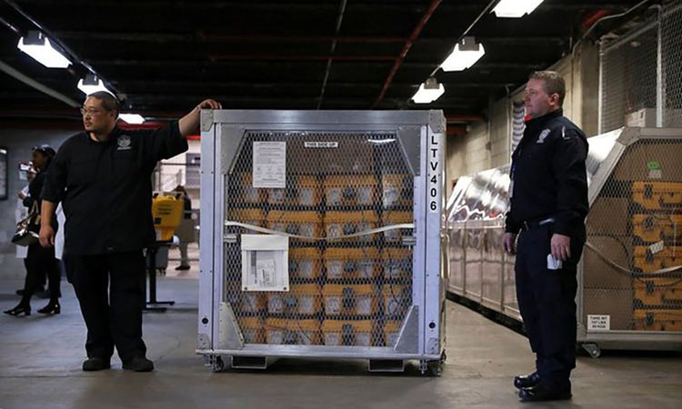 Máy thở tại Kho Quản lý Khẩn cấp ở thành phố New York, Mỹ chuẩn bị được vận chuyển ra ngoài để cung cấp cho các cơ sở y tế hôm 24/3. Ảnh: Reuters.