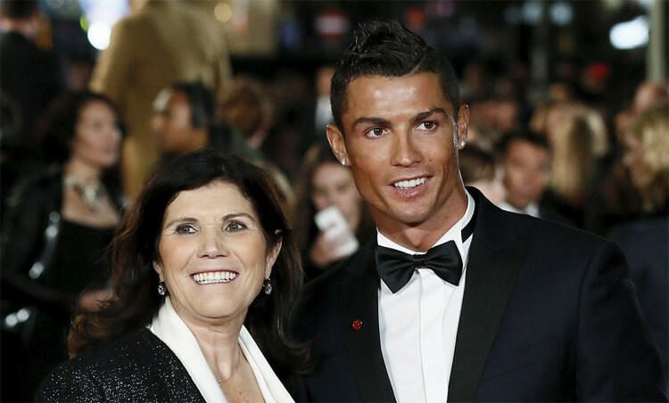 Ronaldo và mẹ. Ảnh: Reuters.