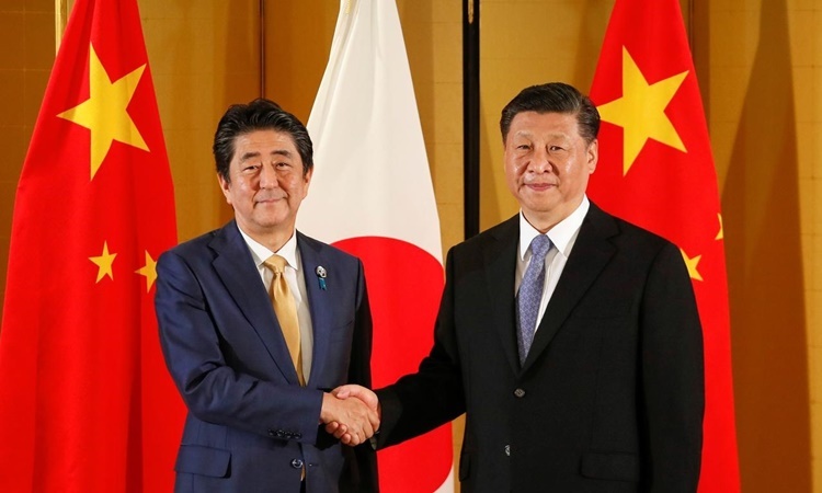 Thủ tướng Nhật Bản Shinzo Abe (trái) bắt tay Chủ tịch Trung Quốc Tập Cận Bình trước một phiên họp trong khuôn khổ Hội nghị thượng đỉnh G20 ở Osaka hồi cuối tháng 6 năm ngoái. Ảnh: Reuters.