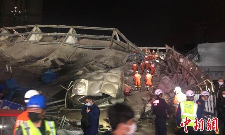 Lực lượng cứu hộ làm việc tại hiện trường sập khách sạn Xinjia. Ảnh: Chinanews.