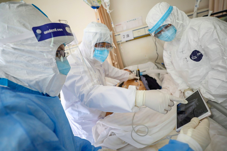 Các bác sĩ Vũ Hán làm việc tại khu cách ly Bệnh viện Chữ thập đỏ. Ảnh: Reuters