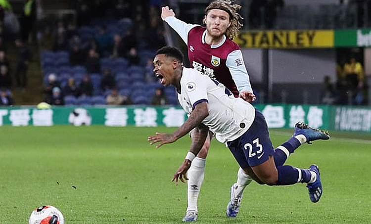Bergwijn (số 23) chấn thương trong trận gặp Burnley. Ảnh: Reuters.