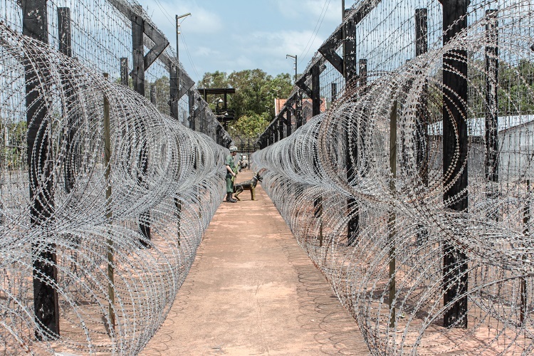 Nhà tù Phú QuốcNằm tại xóm Cây Dừa, xã An Thới, bảo tàng di tích chiến tranh là địa điểm tham quan thu hút du khách. Điểm tham quan mở cửa từ 8h tới 17h hàng ngày và miễn phí vé vào cửa. Ảnh: Hanohiki/Shutterstock.
