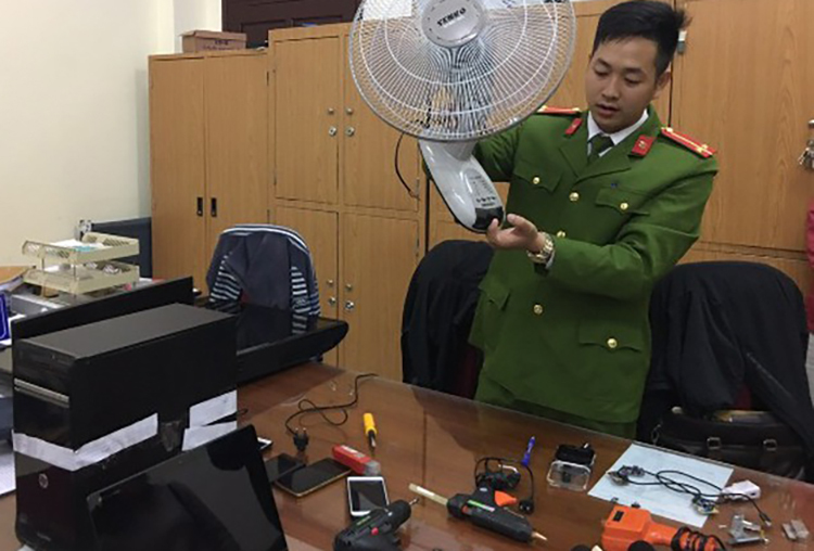 Cảnh sát thu giữ nhiều tang vật. Ảnh: T.H.