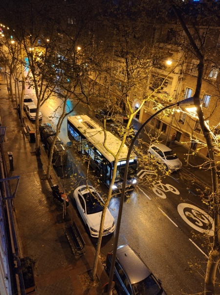 Khu phố nơi Thảo ở tại Madrid vắng bóng người tối 16/3. Ảnh: Nhân vật cung cấp.