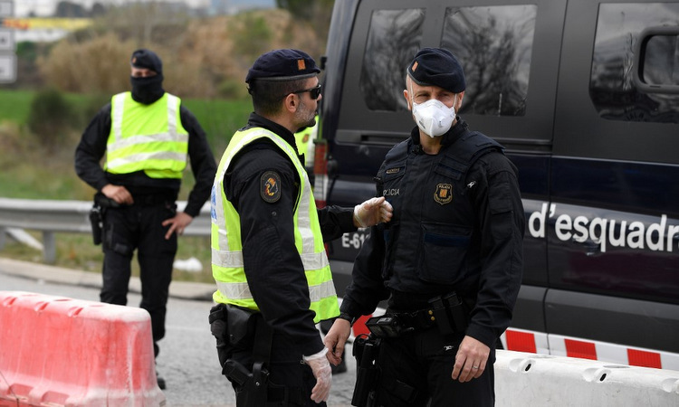 Cảnh sát gần một thị trấn bị phong tỏa ở đông bắc Tây Ban Nha hôm 13/3. Ảnh: AFP.