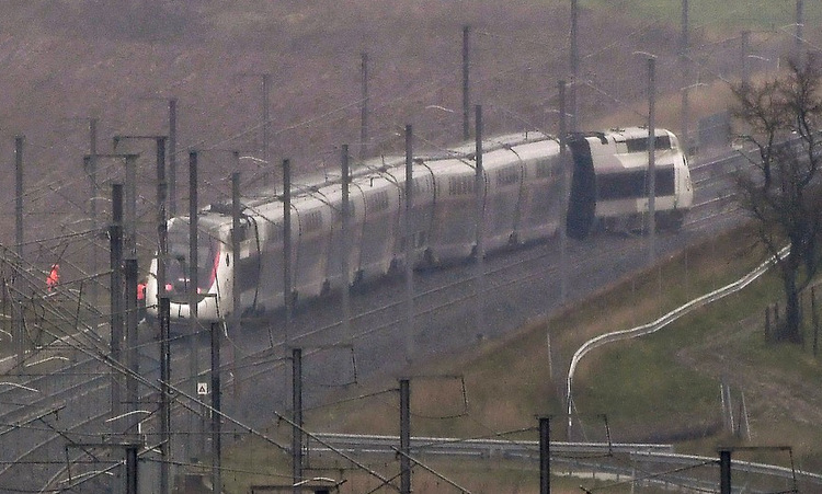Đoàn tàu trật bánh gần Strasbourge chiều nay. Ảnh: AFP.