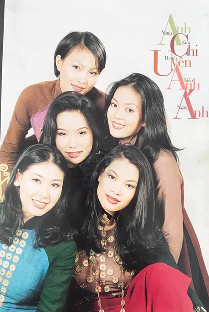 Thanh Uyên (phải)