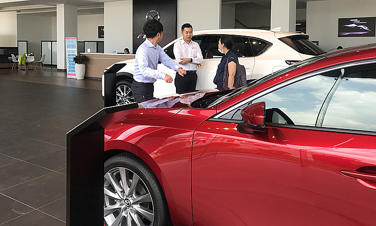 Khách hàng tại một đại lý Mazda ở quận Thủ Đức, TP HCM. Ảnh: Thành Nhạn 