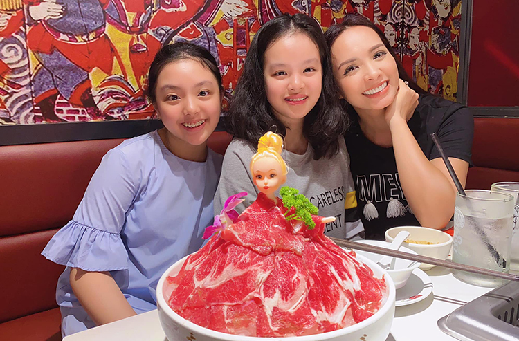 Nhạc sĩ Minh Khang dẫn vợ - cựu người mẫu Thúy Hạnh - cùng hai con gái đi ăn nhà hàng, mừng ngày 8/3. Trên trang cá nhân anh viết: Thương chúc toàn thể phụ nữ, thiếu nữ luôn luôn mạnh khỏe bình an và hạnh phúc. Ảnh: Minh Khang.