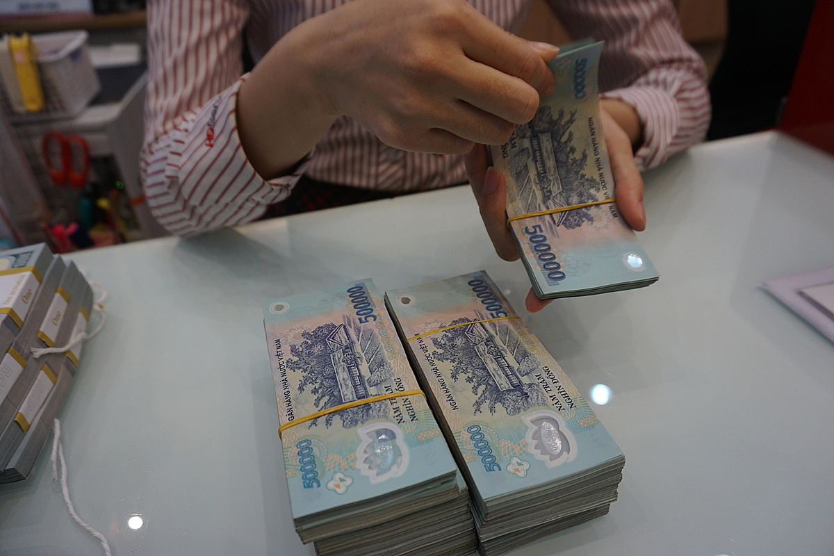 Khách giao dịch tại ngân hàng thương mại ở TP HCM. Ảnh: Anh Tú.
