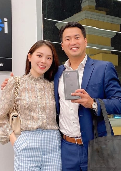 Linh Rin cũng tặng lại bạn trai điện thoại iPhone mới.